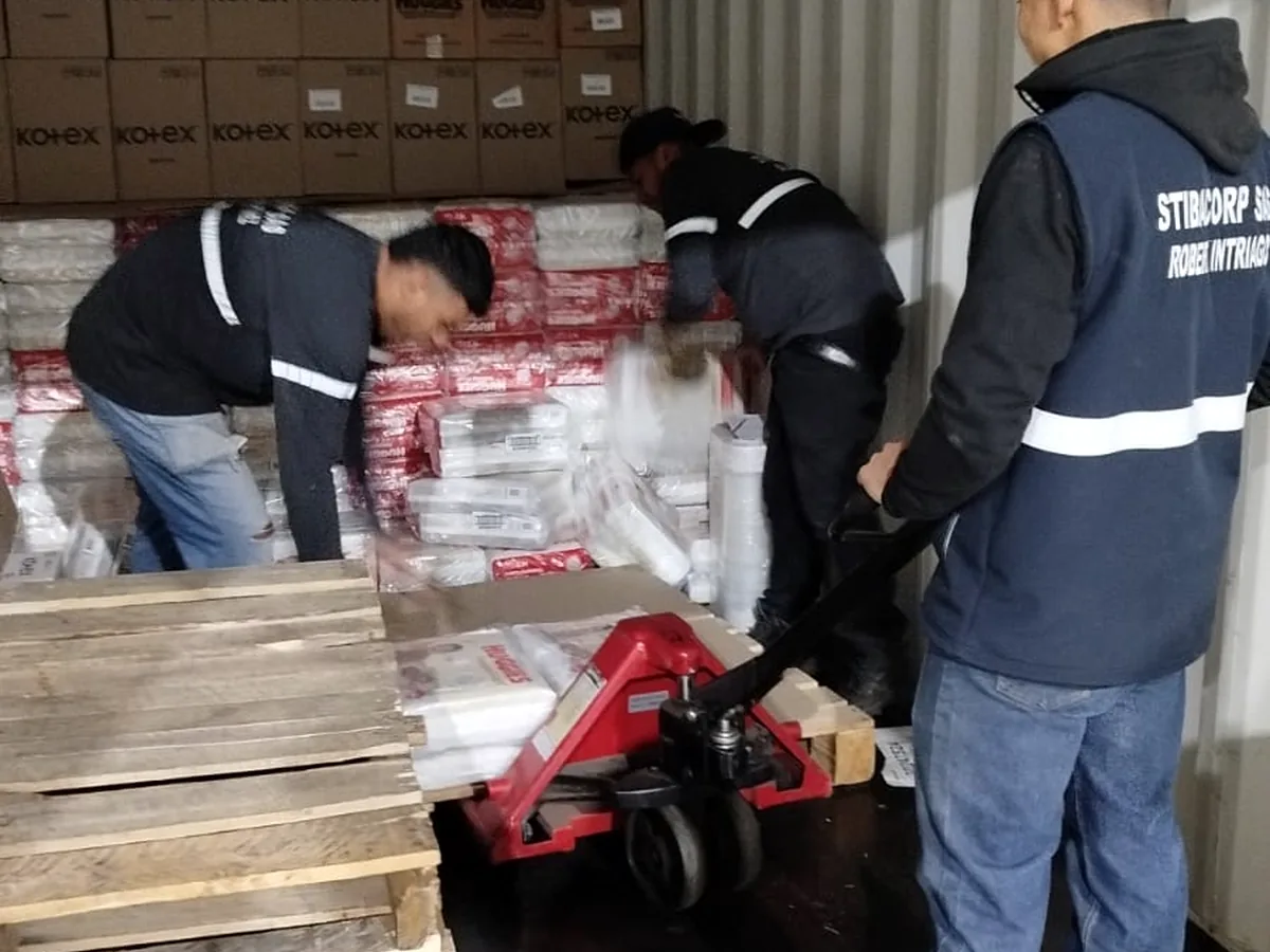 Personal de estiba de Stibacorp en operación