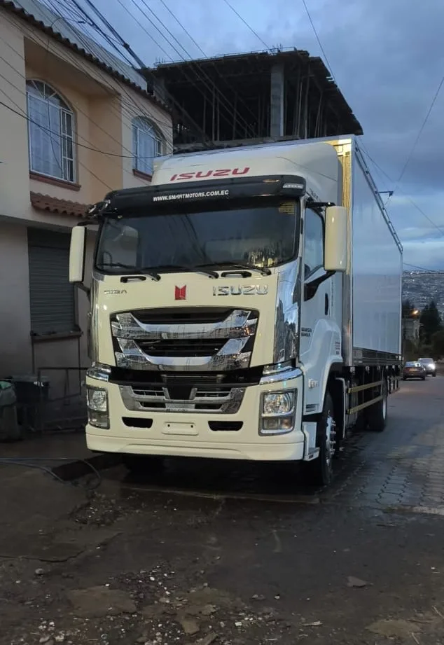 Camión Isuzu de la flota Curicamahnos con furgón de cortina lateral