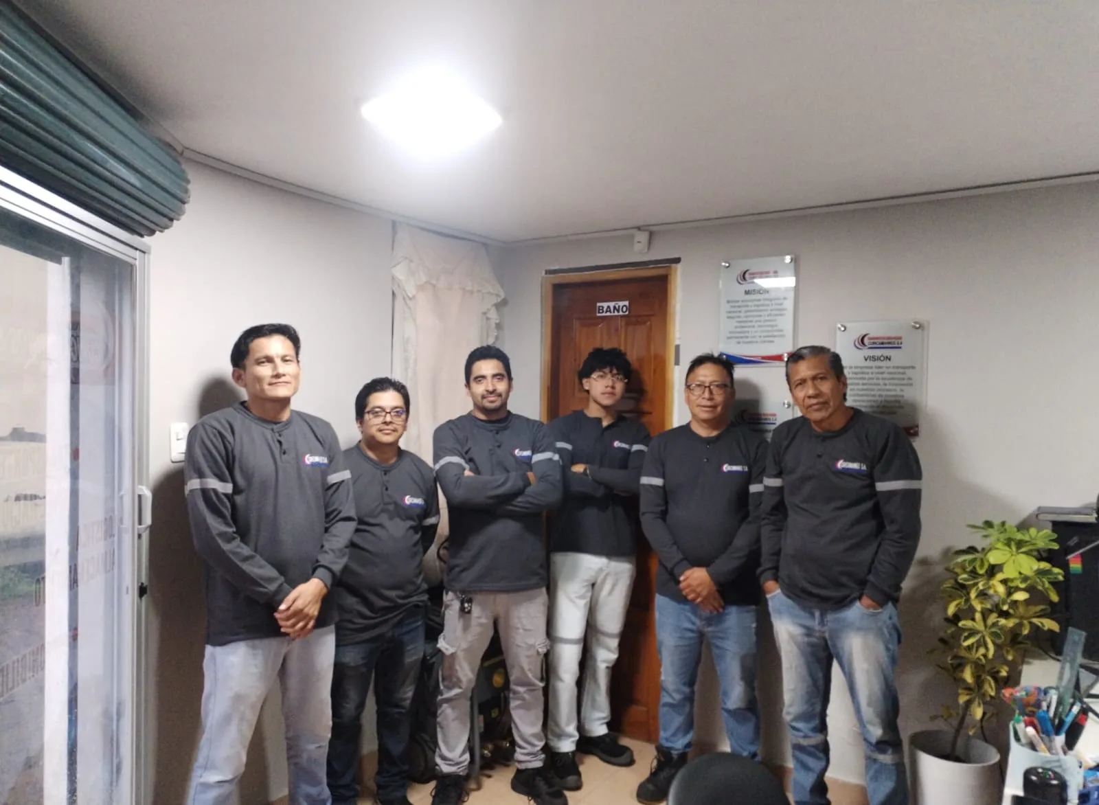 Equipo administrativo y operativo de Curicamahnos en las oficinas de la empresa